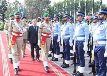 Shehbaz Sharif given guard of honuor at PM House